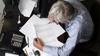 anziano che legge un foglio